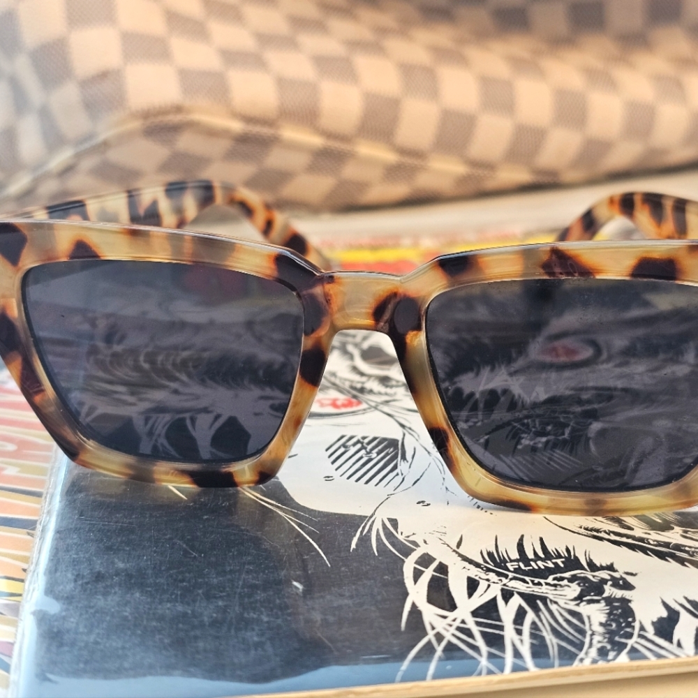 Throwin shade sunglasses